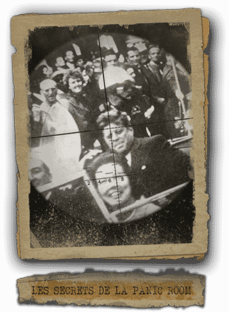 Photographie vintage noir et blanc de personnages dans une salle foule, décor historique pour Les secrets de la Panic Room