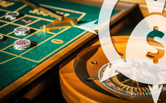 Table de jeu avec jetons et roulette, ambiance casino dans la salle Prison de S-Cape Game