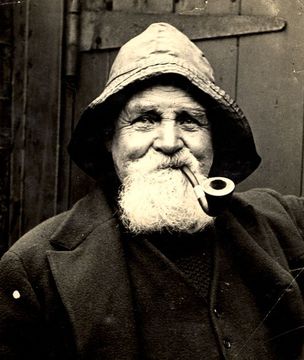 Homme âgé barbu à pipe, décor vintage noir et blanc, atmosphère rétro chez Mystère de Mac'h low