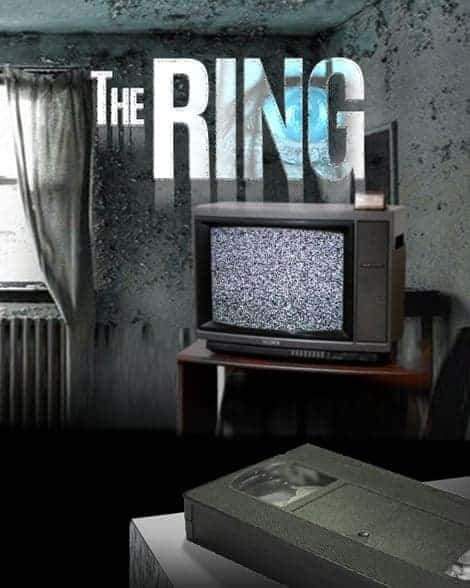 Chambre abandonnée avec téléviseur rétro et cassette VHS, décor délaissé de THE RING