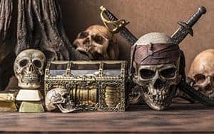 Crâne de pirate au bandeau près d'un coffre et de sabres, salle Pirate Cave à Sainte-Geneviève-des-Bois