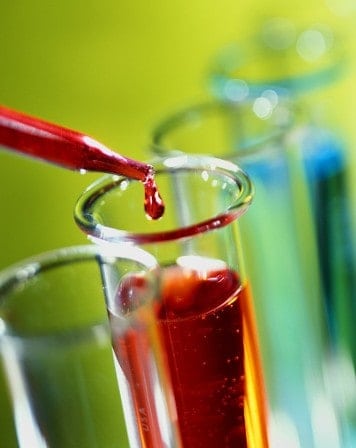 Tubes à essai colorés sur fond vert, visuel de la salle Le laboratoire à Ambérieu-en-Bugey