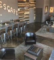 Salle d'accueil avec comptoir, chaises hautes et décor en bois chez The Escape Company en Floride