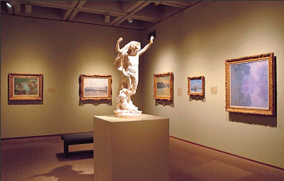 Salle de musée avec une statue de marbre blanc et des tableaux encadrés, salle Art Museum chez Enigma Escapin à Lindos