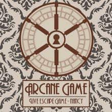 Logo d'Arcane Game, escape game à Nancy, motif roue et dentelle vintage