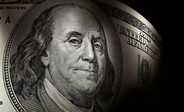Portrait gravé de Benjamin Franklin en gros plan sur billet de banque
