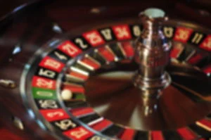 Roulette de casino en gros plan aux cases rouges et noires, salle Le Braquage du Casino chez L'Antre des secrets