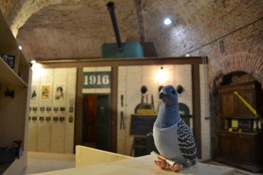 Casemate voûtée en brique avec pigeon en peluche et panneau 1916, salle 1916 chez La Clé du Bastion à Belfort
