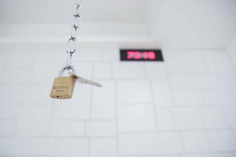 White Room, chez LockedUp