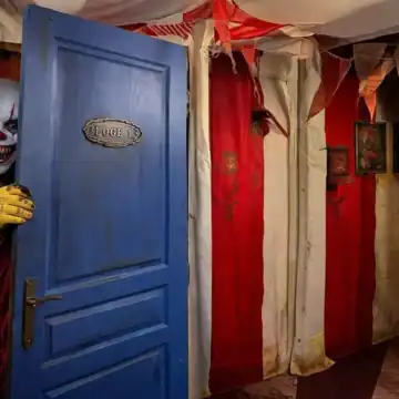 Entrée bleue et penderie avec costumes rouges et beiges, dans la salle Aventure de Breaking Lab