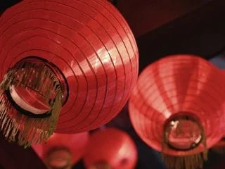 Lanternes en papier rouge suspendues, salle L'échoppe de madame Ming chez L'atelier des énigmes à Annecy
