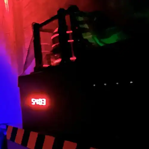 Boîtier noir à affichage rouge sous une lumière rouge, salle Commissariat en déroute chez Huis Clos à Poitiers