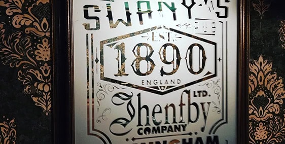 Enseigne ancienne 1890 Swany's en lettres blanches sur papier peint noir, salle Gang of Birmingham, Tempus à Bayonne