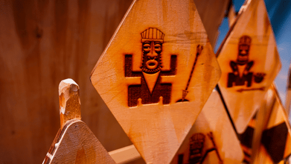Panneaux de bois gravés d'un totem sculpté, Koh-Lanta chez Touch Active Games à Pontault-Combault
