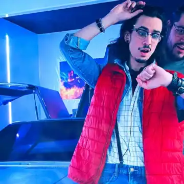 Deux joueurs en décor néon bleu dans une salle d'enquête chez Freeing! Saint-Maximin