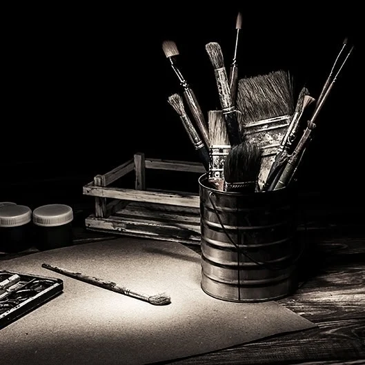 Pinceaux et outils de peintre dans un pot, ambiance sombre, thème cambriolage chez Run Out The Clock