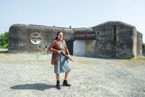 Visiteur devant le bunker en béton reconstitué du blockhaus à Dinard