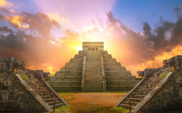 Pyramide maya à degrés sous un ciel de coucher de soleil, salle Le mystère des Incas chez 59mn Chrono à La Farlède
