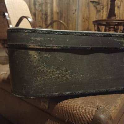 Vieille valise en métal verdi posée sur une banquette, salle L'héritage de tante Suzanne chez Zone 72 au Mans