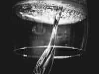 Mains émergeant d'une bulle de savon géante dans une atmosphère mystérieuse chez Studio Riddle