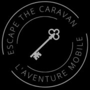 Logo de Escape the Caravan, escape game à Gomené, clé vintage sur fond noir