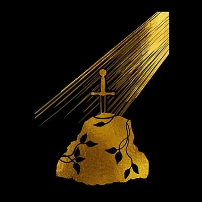 Croix dorée plantée sur rocher, ciel de pluie, atmosphère médiévale du Tombeau d'Excalibur