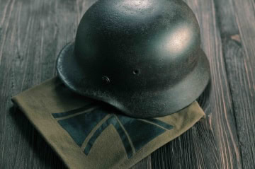 Casque militaire allemand et documents sur surface en bois, thème Monuments Men