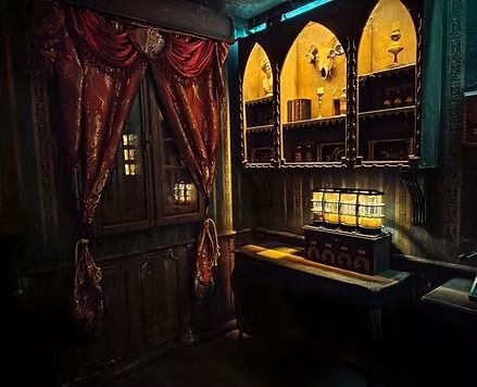 Salle aux rideaux rouges, vitraux jaunes et pupitre éclairé, salle Paranormal chez Time Adventure à Reims