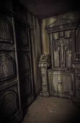 Couloir sombre à portes de bois sculptées, salle Paranormal chez Time Adventure à Reims