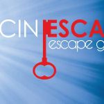 Logo Cinescape : une bobine de cinéma sur pied et une clé rouge, fond bleu lumineux, enseigne à La Penne-sur-Huveaune