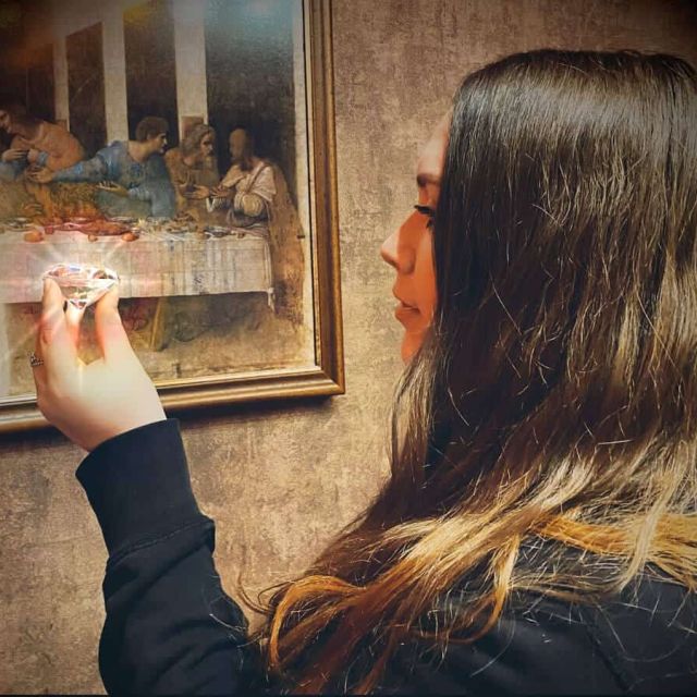 Joueur observe une peinture classique dans la salle CIA : porté disparu