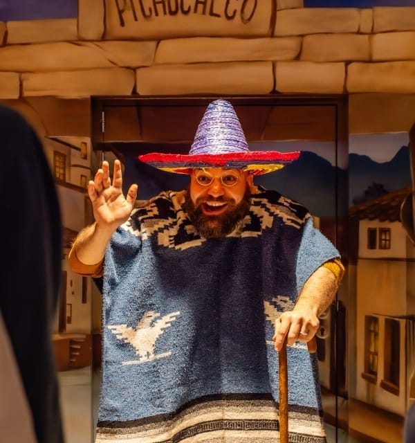 Mannequin en poncho et sombrero devant bâtisse Pichucalco dans El día de los muertos