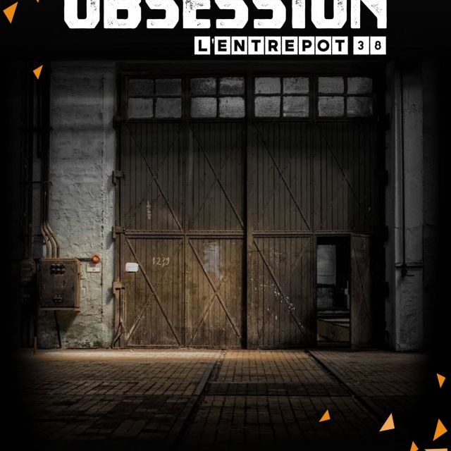 Grande porte d'entrepôt en bois dans un bâtiment industriel, salle Obsession à Crolles