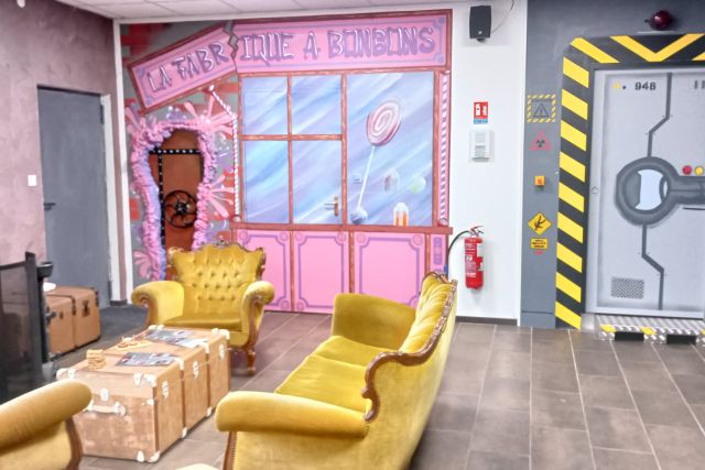 Salle avec bonbonnière rose et porte futuriste jaune noire chez Sans Issue à Golbey