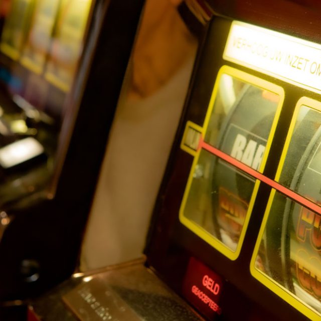 Machine à sous éclairée aux rouleaux Bar, salle Alpha Casino chez Escape Time à Saint-Jean-de-la-Ruelle