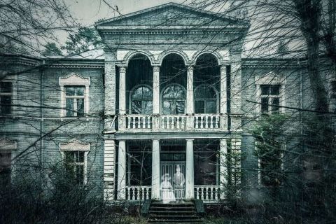 Façade délabérée d'un manoir colonial aux volets fermés, lierre envahissant, ambiance gothique abandonnée