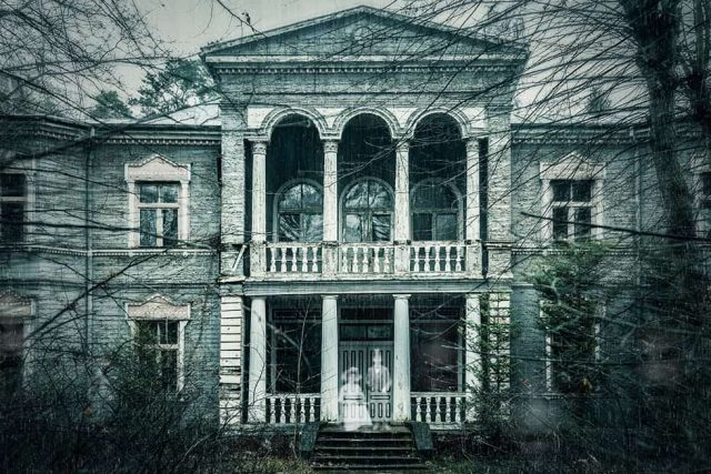 Façade délabérée d'un manoir colonial aux volets fermés, lierre envahissant, ambiance gothique abandonnée