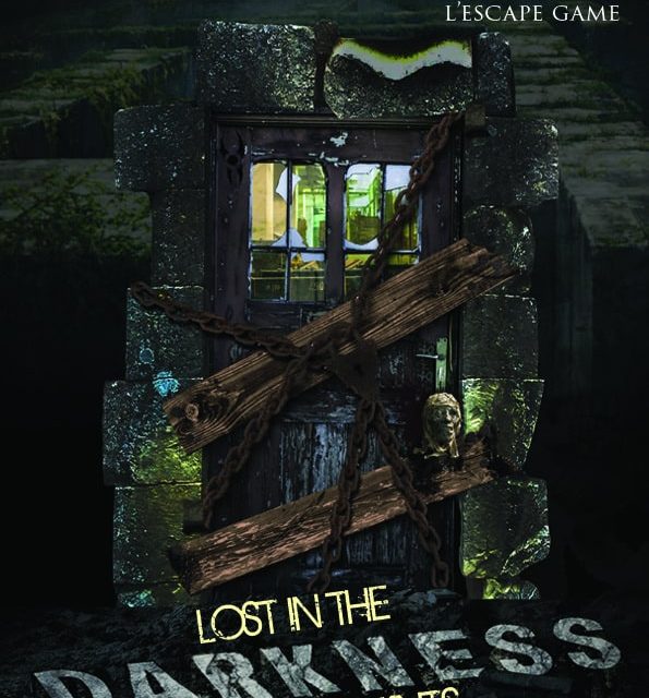 Porte délabidée couverte de mousse, poutres de bois entrecroisées, ambiance dystopique Lost in the Darkness