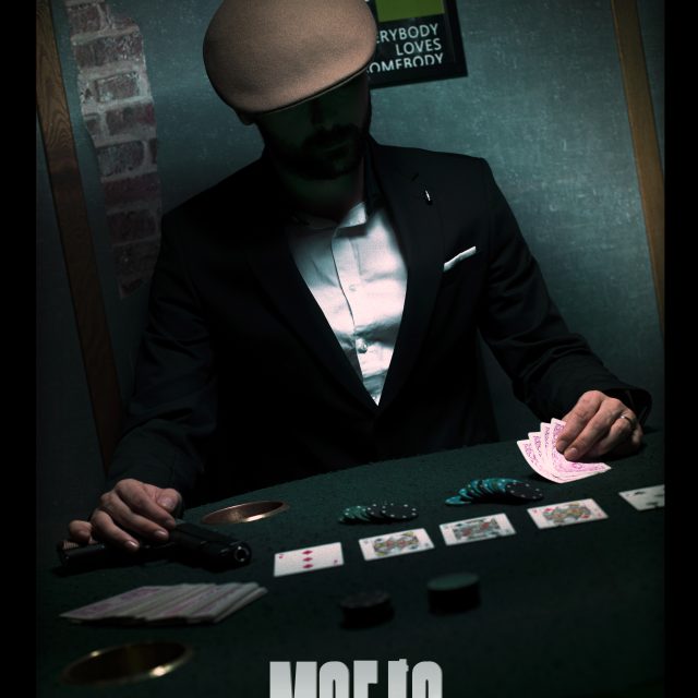 Homme en costume noir jouant aux cartes lors d'une partie clandestine dans la salle Mafia
