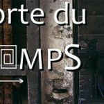 Titre Porte du Temps en lettres blanches sur une vieille porte de bois à ferrures, Porte du Temps à Arles