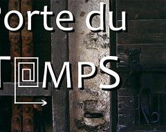 Titre Porte du Temps en lettres blanches sur une vieille porte de bois à ferrures, Porte du Temps à Arles