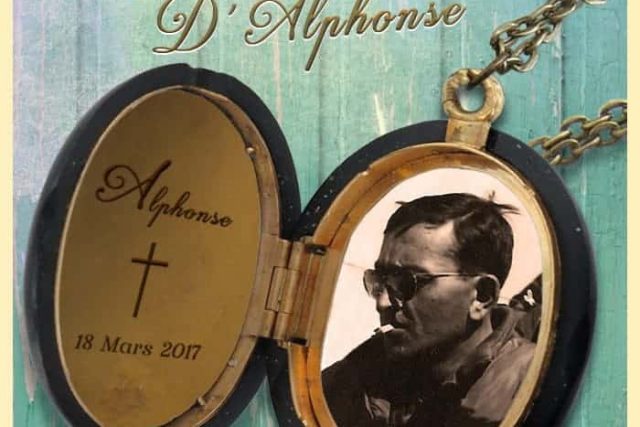 Médaillon ouvert avec portrait en noir et blanc et gravure sur fond turquoise, dans Le secret d'Alphonse