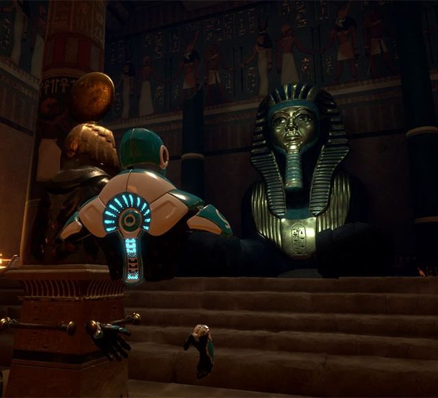 Robot devant un sarcophage doré de pharaon dans un temple sombre, salle Time Travel Chapter 1, Virtual Room à Saran