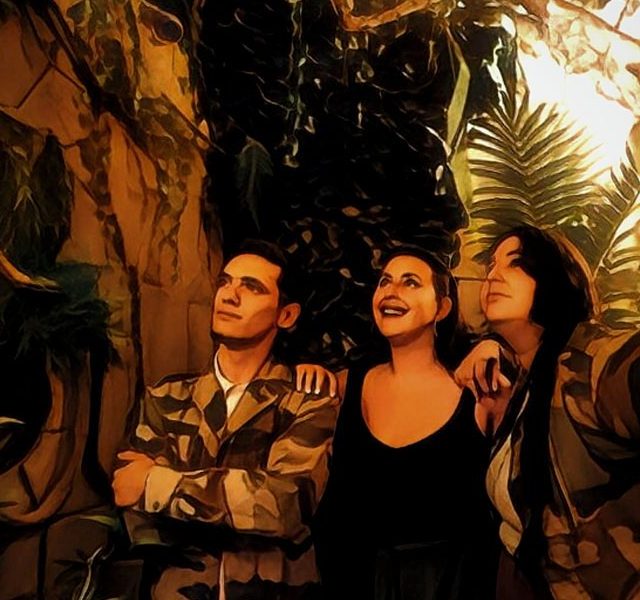 Trois joueurs en tenue militaire regardant un décor de jungle, rendu stylisé, salle Les derniers aventuriers du temple perdu
