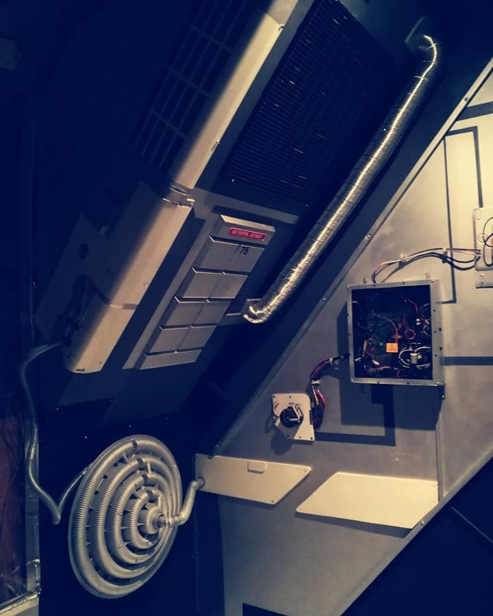 Détails techniques et câblage dans le décor futuriste de Satellite Oreeka