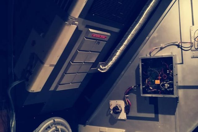 Détails techniques et câblage dans le décor futuriste de Satellite Oreeka