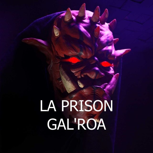 Masque diabolique aux yeux rouges lumineux éclairé en lumière noire dans La Prison Gal'Roa