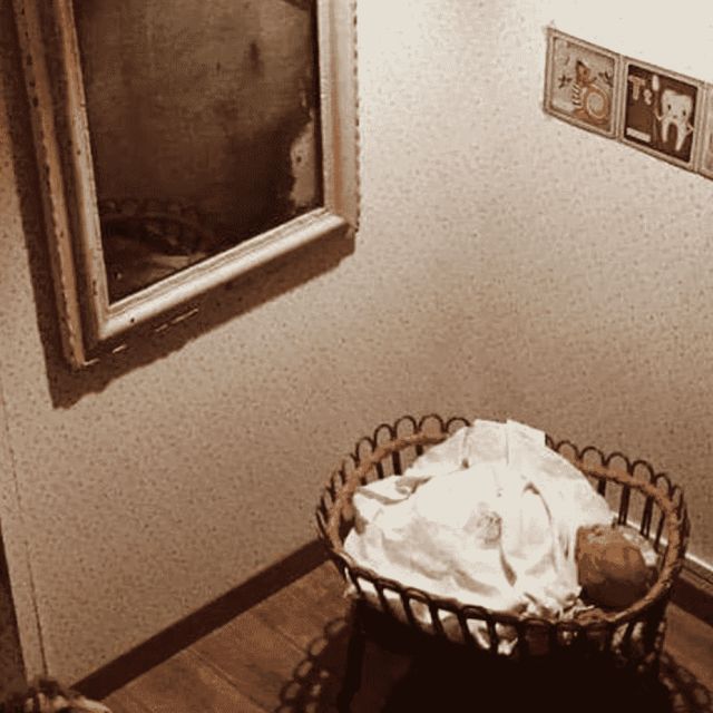 Angle d'une pièce, cadre au mur et corbeille à linge en osier, décor de la salle La petite Chambre, Casse-Tête Bordelais à Bordeaux