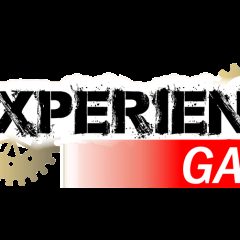 Logo Experience Game, escape game à Saint-Lô : lettres noires, bandeau rouge et rouages dorés