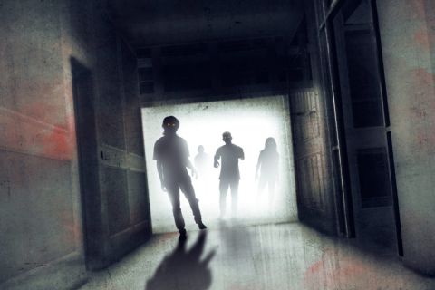 Trois silhouettes avançant dans la brume au bout d'un couloir sombre, salle Les infectés chez Deadline Escape Game au Thor